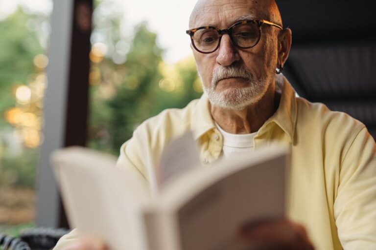 Augen im Alter: Sehkraft erhalten und Augen schützen Augen im Alter – älterer Mann liest mit Brille ein Buch
