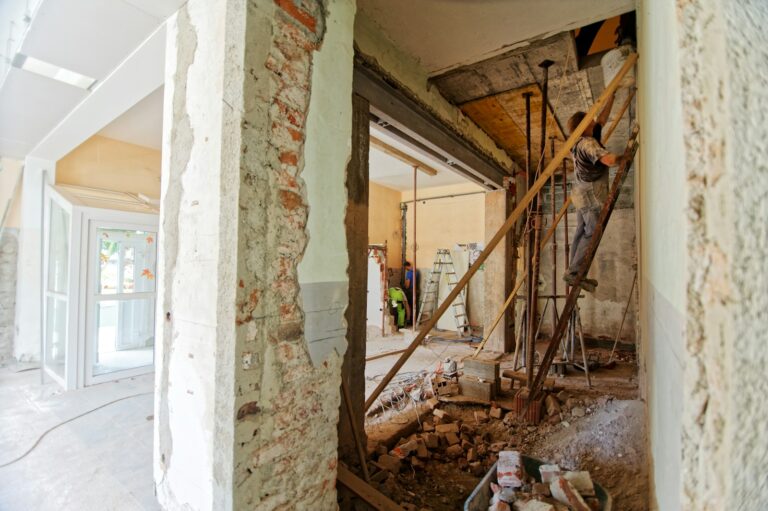 Energetische Sanierung München: Warum sie für Eigentümer immer wichtiger wird man climbing on ladder inside room